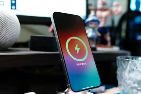大丰镇苹果15换屏服务分享用什么充电器给iPhone15充电更好 